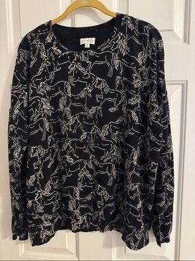 Wonderly Black Sweater with Cream Horse Outline